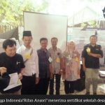 dirut lingga indonesia menerima sertifikat Sekolah Desa