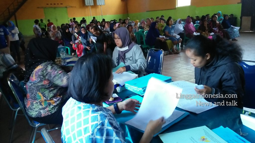 masyarakat Kebobang saat menerima sertipikat