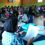 masyarakat Kebobang saat menerima sertipikat